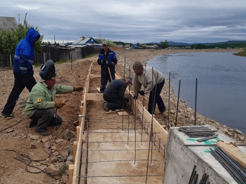 Сотрудники Минприроды Забайкалья проверили ремонтирующуюся дамбу в Тунгокочене